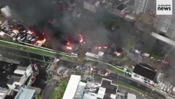 哥伦比亚首都波哥大，抗议者点燃焚烧物