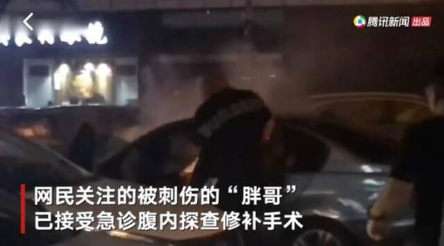▲南京“胖哥”下车制止犯罪嫌疑人。视频截图。