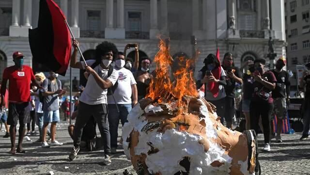 巴西200城爆发大规模示威游行：数万人上街 高喊“博索纳罗种族灭绝”