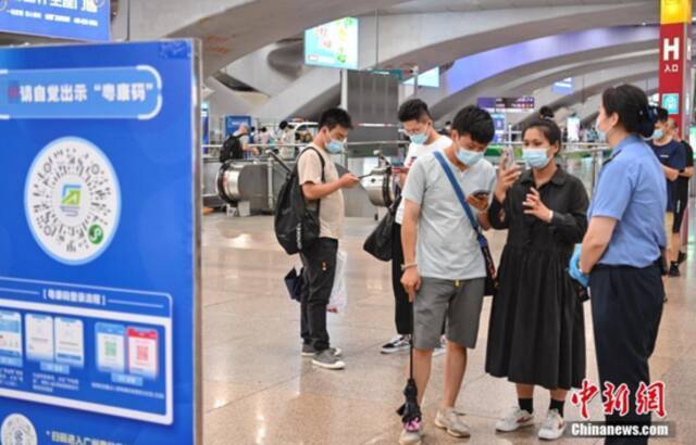 5月31日22时起，通过广州辖区内机场、铁路、公路客运站等站场离穗的旅客（不含外地中转旅客），须凭“健康码”绿码，并持有72小时内核酸检测阴性证明。图/中新网