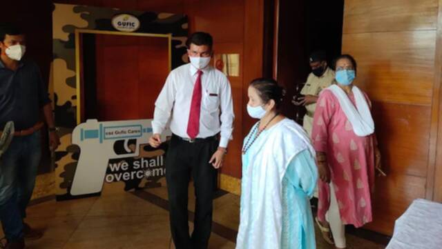 孟买市长基肖里·佩德內卡（中）视察疫苗接种活动（图源：外媒）