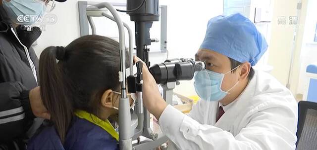警惕儿童视力矫正误区 科学配戴眼镜 不要盲目依赖手术
