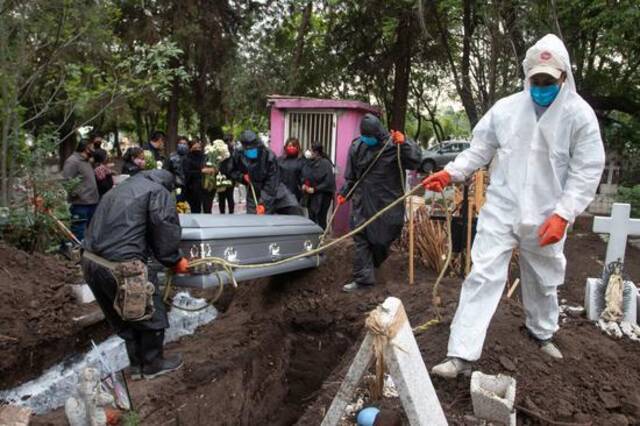 感染新冠肺炎的死者正在下葬，图自秘鲁当地媒体