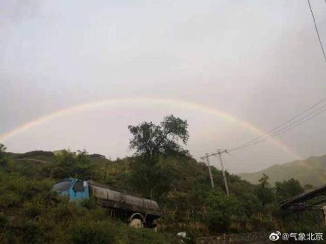 北京部分地区结束阵雨，天空出现美丽彩虹