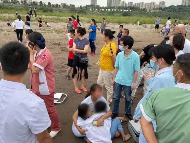被救起的小孩。本文图片重庆大渡口区委宣传部微信公号“大渡口发布”