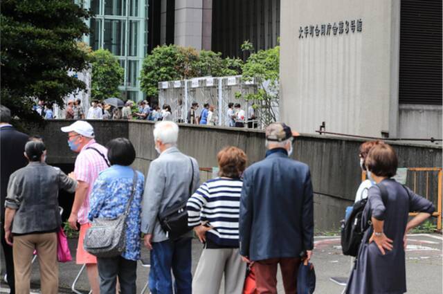 日本东京，65岁以上人群在大型疫苗接种中心外排队，等待接种新冠疫苗（资料图）