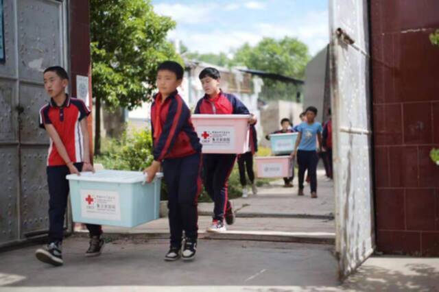 中国红十字基金会3000只赈济家庭箱驰援云南、青海地震灾区
