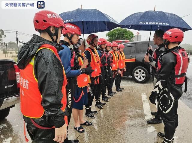 暴雨围困下 广东惠州消防人员解救遇险群众6人