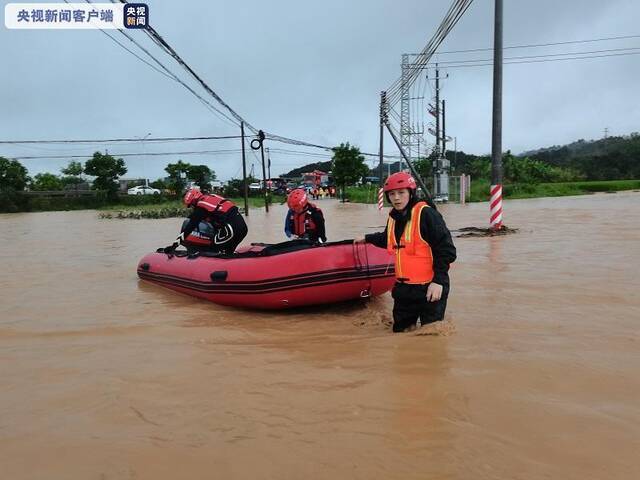 暴雨围困下 广东惠州消防人员解救遇险群众6人