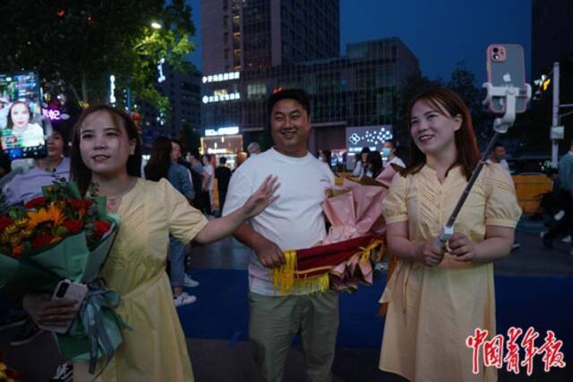 5月8日晚，求助人带着鲜花和锦旗来到粉丝见面会的现场。