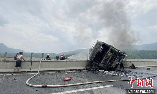 四川巴中：大货车爆胎失控撞护栏侧翻起火 数百万元货物被烧