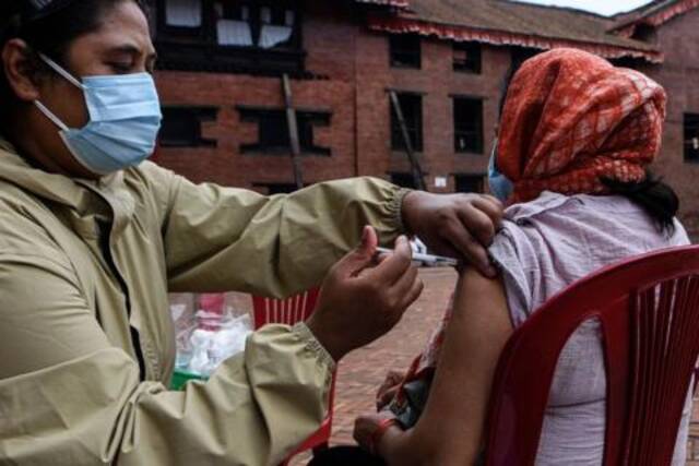 尼泊尔加德满都，当地民众接种中国新冠疫苗（资料图）