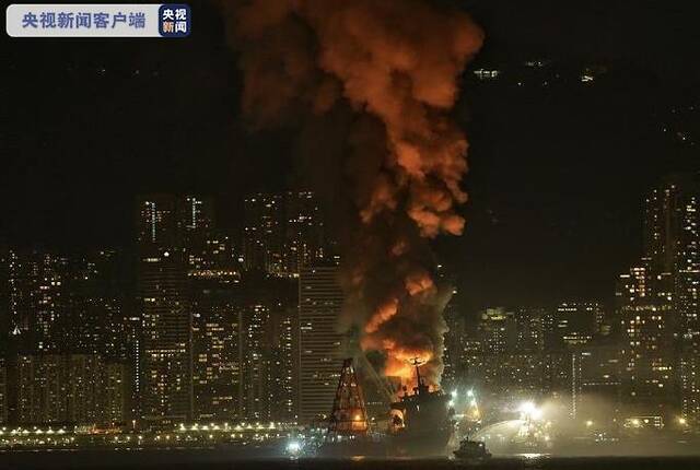 香港一艘货船发生三级火警至今仍未扑灭 浓烟影响多地