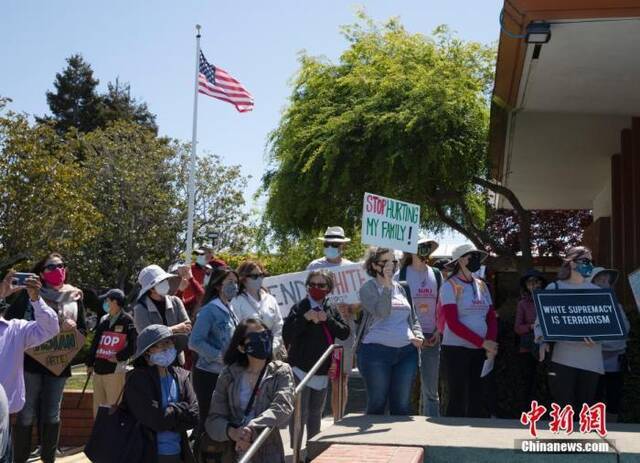 当地时间4月17日，数百人在美国旧金山湾区密尔布雷市参加反对歧视亚裔的集会。随着新冠疫情的暴发和蔓延，美国社会针对亚裔群体的歧视和暴力伤害事件激增。中新社记者刘关关摄