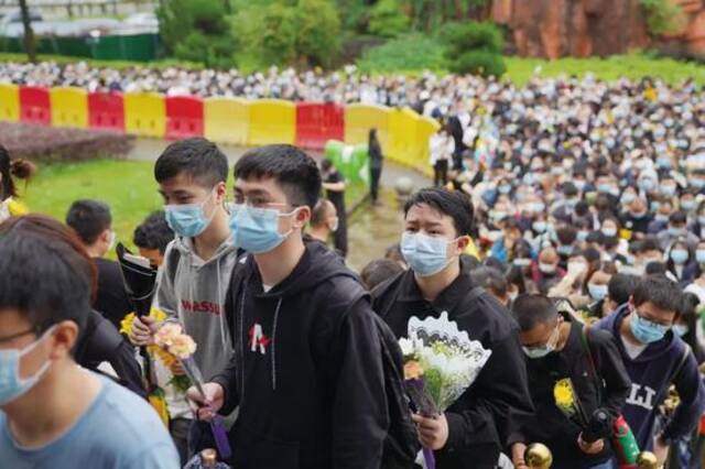 ▲2021年5月23日，群众自发到长沙明阳山殡仪馆追悼袁隆平院士图/翁洹