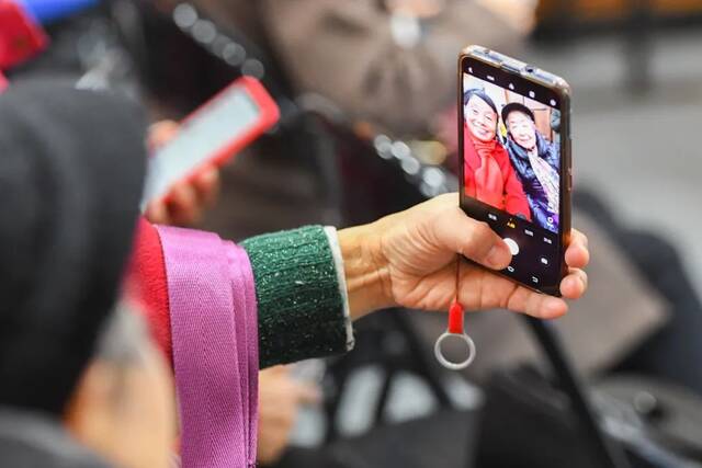 在长沙市天心区金盆岭街道夏家冲社区，老年人学习使用智能手机自拍。新华社记者陈泽国摄