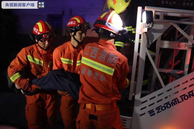 蚊香惹祸引发大火 消防架设云梯车救出两名老人