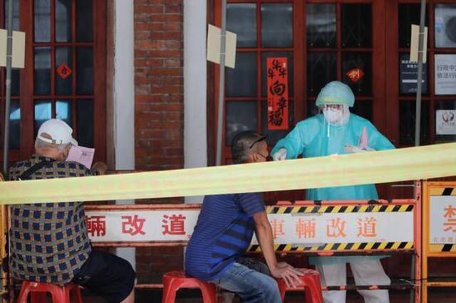 台湾疫情严峻，台北民众接受核酸检测