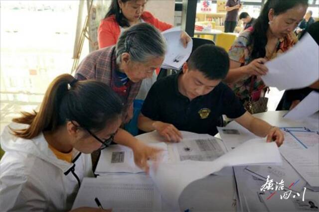 大邑县沙渠街道纪工委对社保指标匹配问题进行跟踪监督，督促顺河社区有力有序开展社保指标到户到人相关工作（余磊摄）