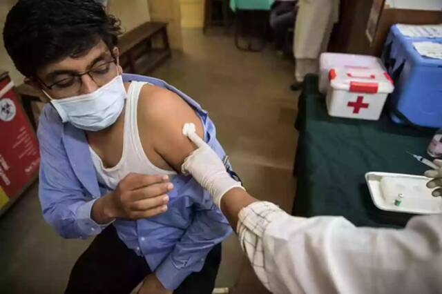 印度民众接种疫苗（美媒图）
