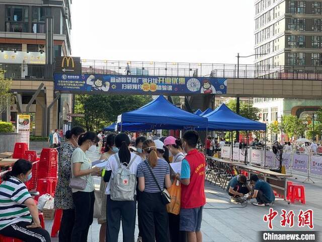 广州荔湾区白鹤洞广钢新城小区志愿者在做普筛前的准备工作黄剑聪摄