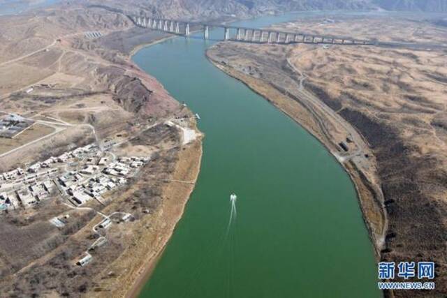 黄河流经宁夏中卫市沙坡头区（2021年3月3日摄，无人机照片）。新华社记者唐如峰摄