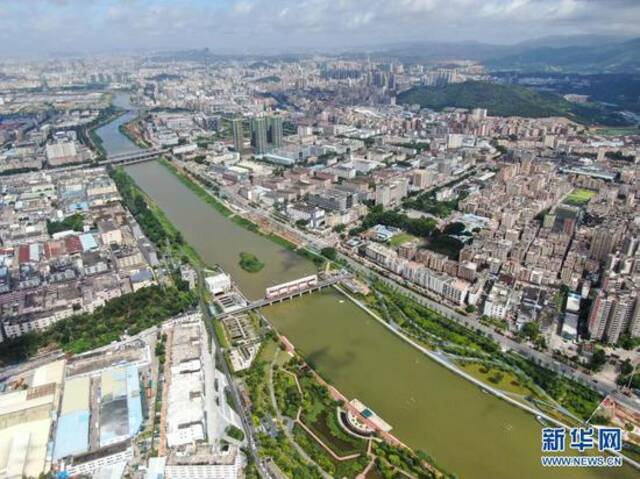 这是2020年6月15日拍摄的治水后的深圳茅洲河（无人机照片）。新华社记者邓华摄
