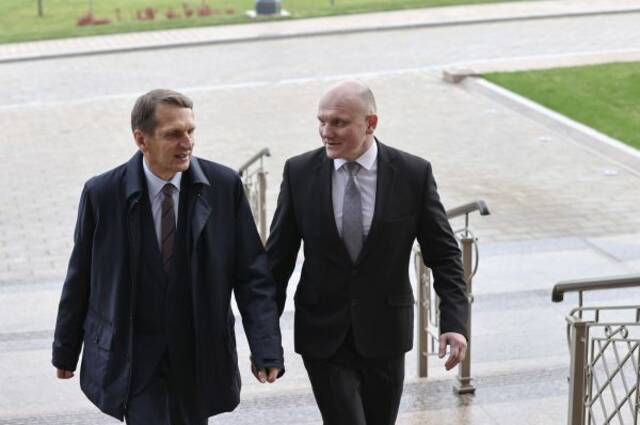 俄罗斯对外情报局局长纳雷什金（左）和白俄罗斯国家安全委员会主席捷特尔去年10月曾在明斯克举行会晤（俄罗斯卫星社资料图片）