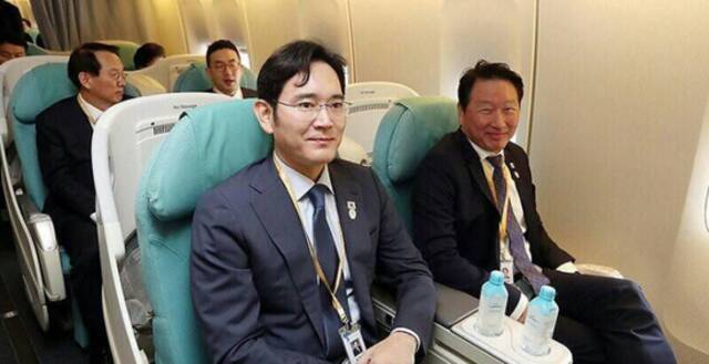 ·李在镕（前排左）曾多次与崔泰源（前排右）一起陪同总理出访多国。