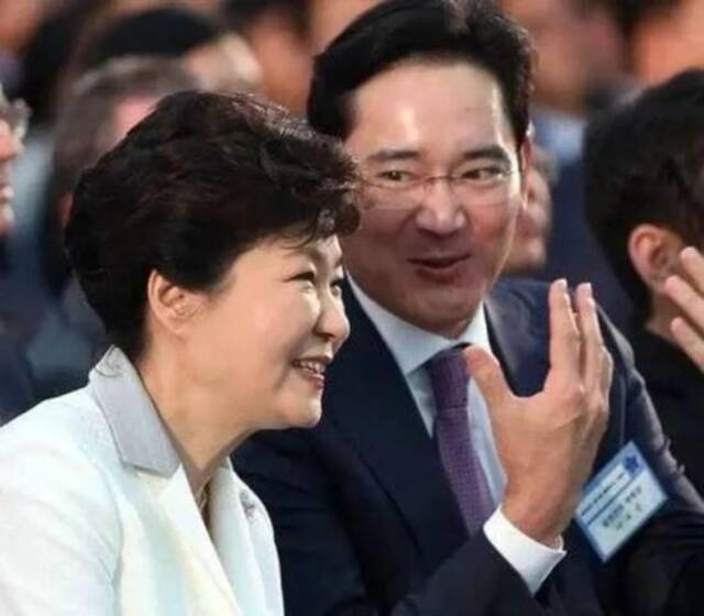 ·李在镕（右）与前总统朴槿惠一同出席活动。