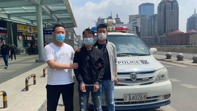 辽宁一男子遭刑拘：办11套银行卡转卖 涉2000万电诈案