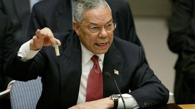 2003年，时任美国国务卿鲍威尔在联合国会议上展示所谓“伊拉克大规模杀伤性武器”的“证据”。图源：网络