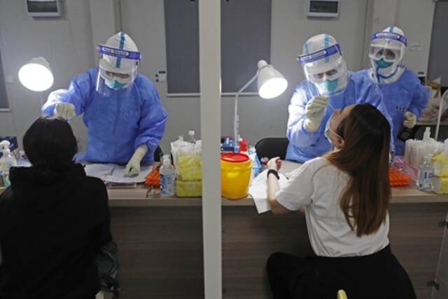 浦东机场检验检疫人员给入境旅客做核酸快速检测