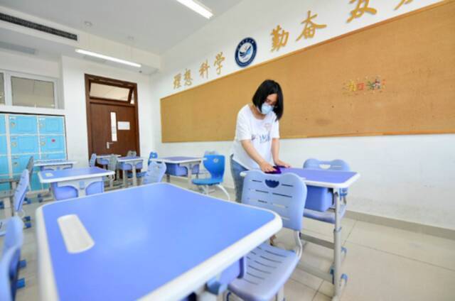 高考考场加紧布置 北京今年所有考生将“刷脸”进考场