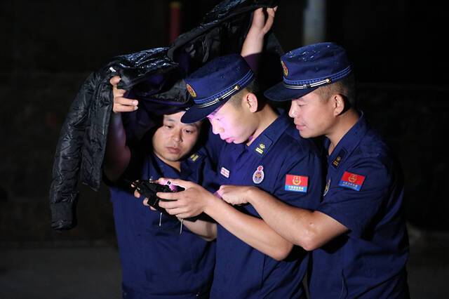 云南省森林消防总队无人机监测任务分队冒雨启动无人机监测象群（央广网发云南省森林消防总队供图）