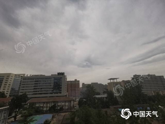 今天15时左右，北京天空阴云上线。