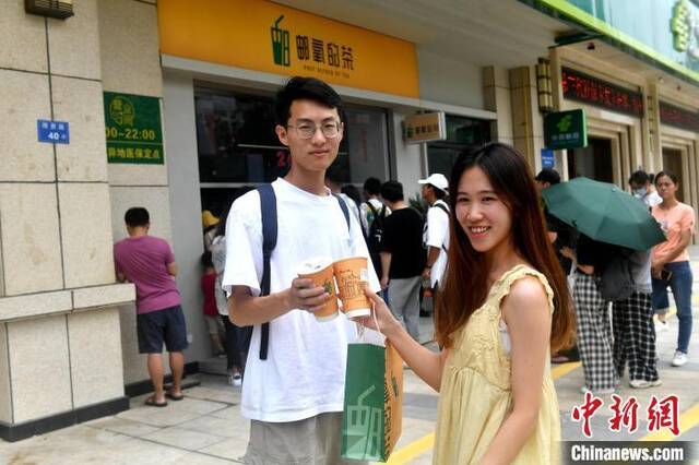 福州一奶茶店“走红”网络，吸引众人打卡。吕明摄