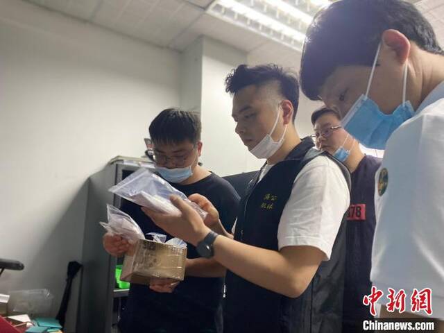 在全面掌握犯罪团伙相关轨迹后，专案组在当地警方配合下进行收网，一举抓获曾某聪等24名嫌疑人。上海警方供图