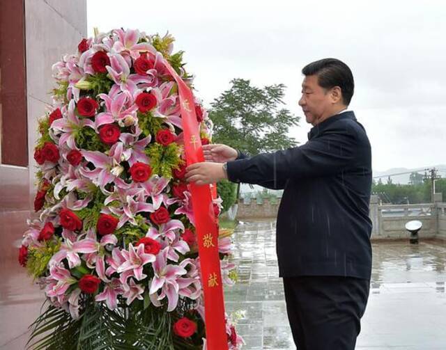 △2016年7月18日至20日，中共中央总书记、国家主席、中央军委主席习近平在宁夏考察。这是7月18日上午，习近平在固原市西吉县将台堡向红军长征会师纪念碑敬献花篮。新华社记者李涛摄