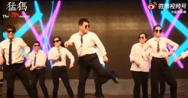 河南焦作宇华实验学校校长为学生跳舞。微博视频截图