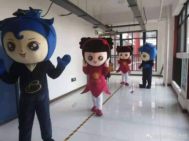 河南郑州18中校长等身穿学校吉祥物的玩偶服为高三学子送上祝福。微博图