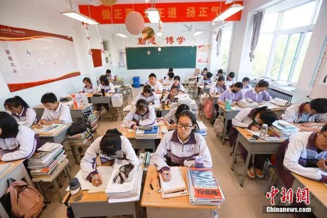 6月3日，太原一学校的高三学子在上课，备战即将到来的2021年高考。中新社记者张云摄
