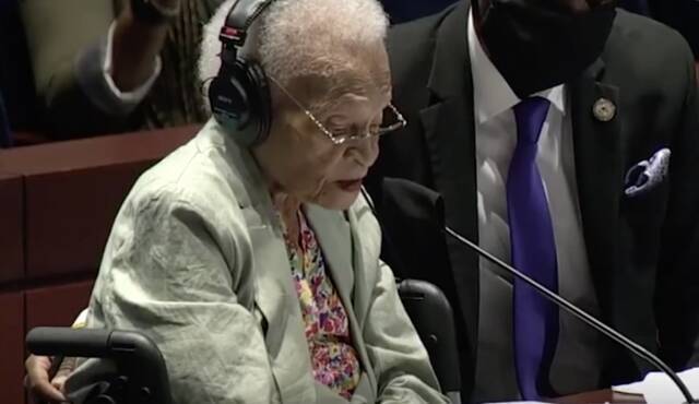 △“我每天都在回忆起这段大屠杀的历史，我们的国家可能会忘记这段历史，但我不能。”——维尔拉·弗莱彻，107岁，大屠杀幸存者
