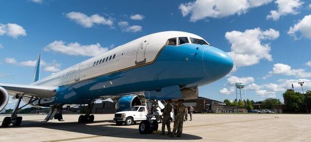 美国空军刚搁置“空军二号”替换计划 副总统乘该专机外访就出故障