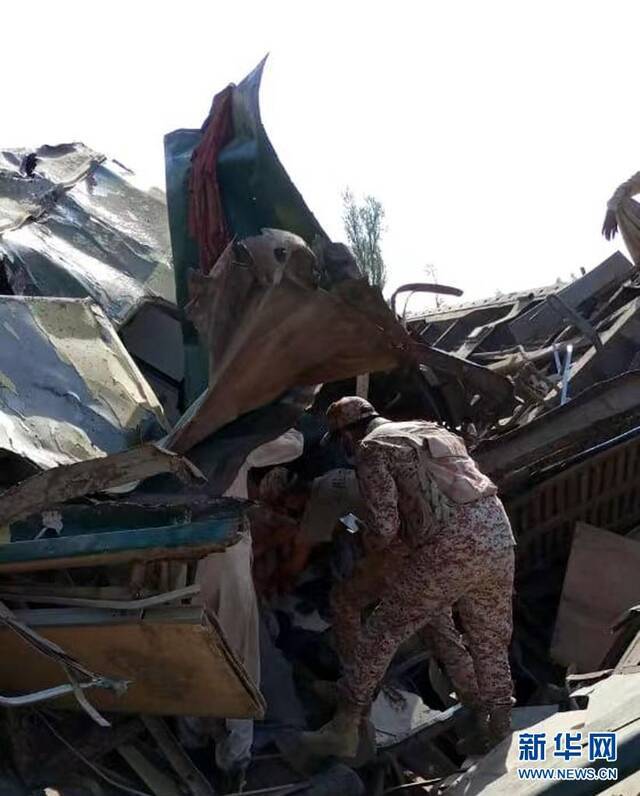 6月7日，士兵在巴基斯坦信德省的火车相撞事故现场调查（手机拍摄）。新华社发