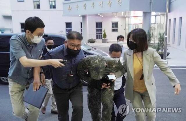 6月2日，在国防部普通军事法院，涉嫌性侵空军女士官的张某出庭接受逮捕必要性审查。来源：韩联社