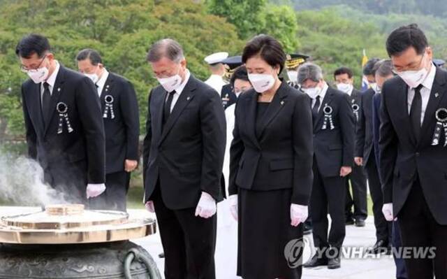 6月6日，在国立首尔显忠院，文在寅（前排左一）和夫人金正淑向殉国烈士默哀致敬。来源：韩联社