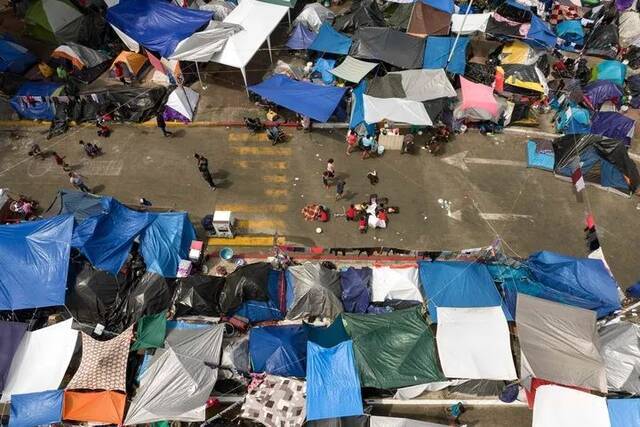 这是5月9日在墨西哥边境城市蒂华纳航拍的移民搭建的临时居所，这些移民等待美国政府准许他们启动移民程序。新华社/法新