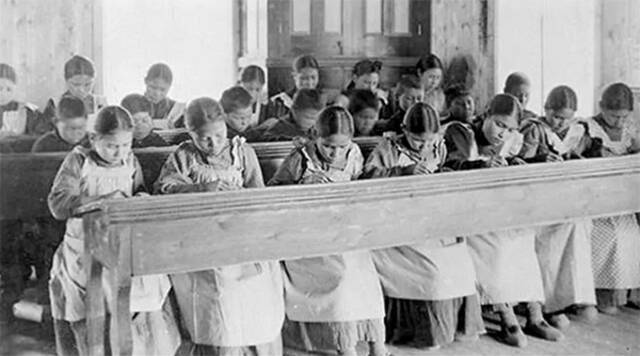 被强制送入原住民寄宿学校的印第安儿童（图自加拿大图书与档案系统）