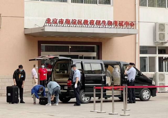 直击高考试卷押运：车辆装GPS定位系统 民警全程跟随